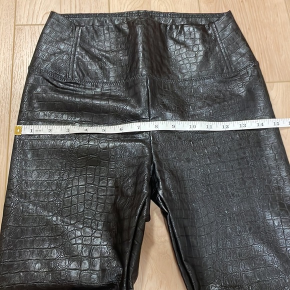 7 For All Mankind Croc Embossed Black Faux Leather Leggings, sz XS - Picture 11 of 13